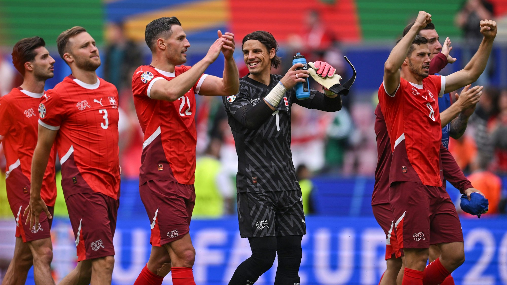 Schweizer Spieler jubeln nach dem Sieg gegen Ungarn.