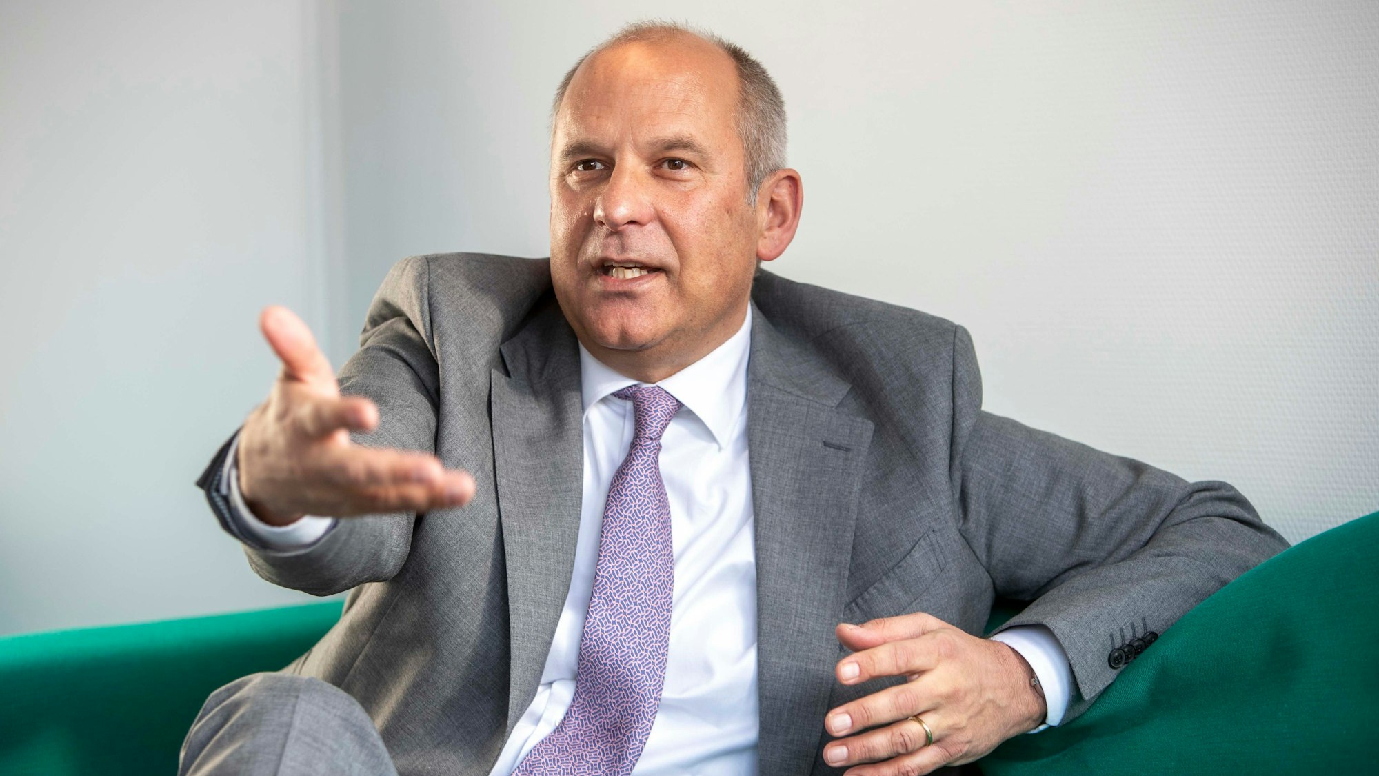 Roman Poseck (CDU), Innenminister von Hessen, spricht auf dem „Grünen Sofa“ in der dpa-Redaktion während eines Interviews in Wiesbaden.