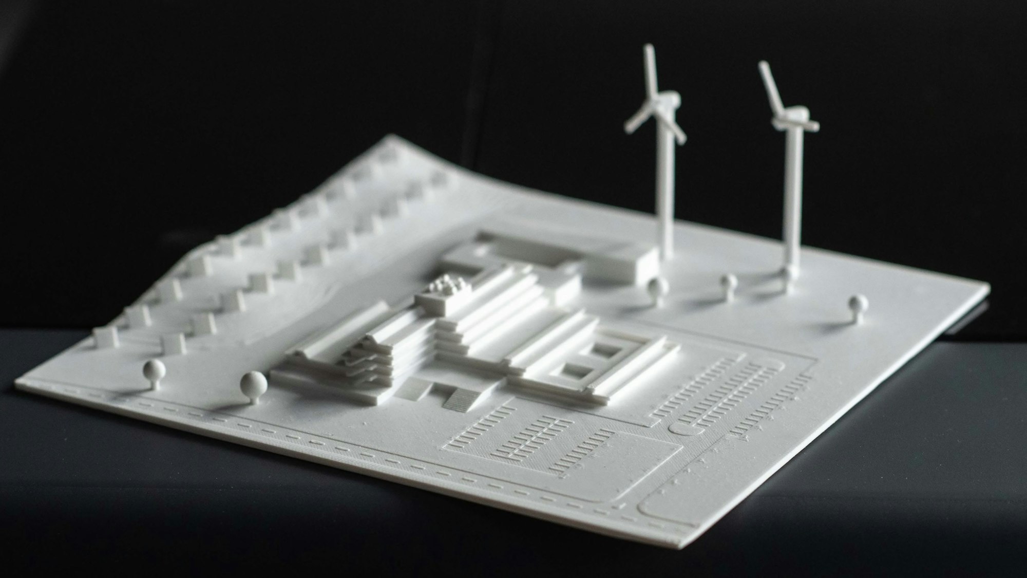 Auf der Miniatur-Darstellung des Kreishauses aus dem 3D-Drucker werden auch die Windräder in der Umgebung gezeigt.