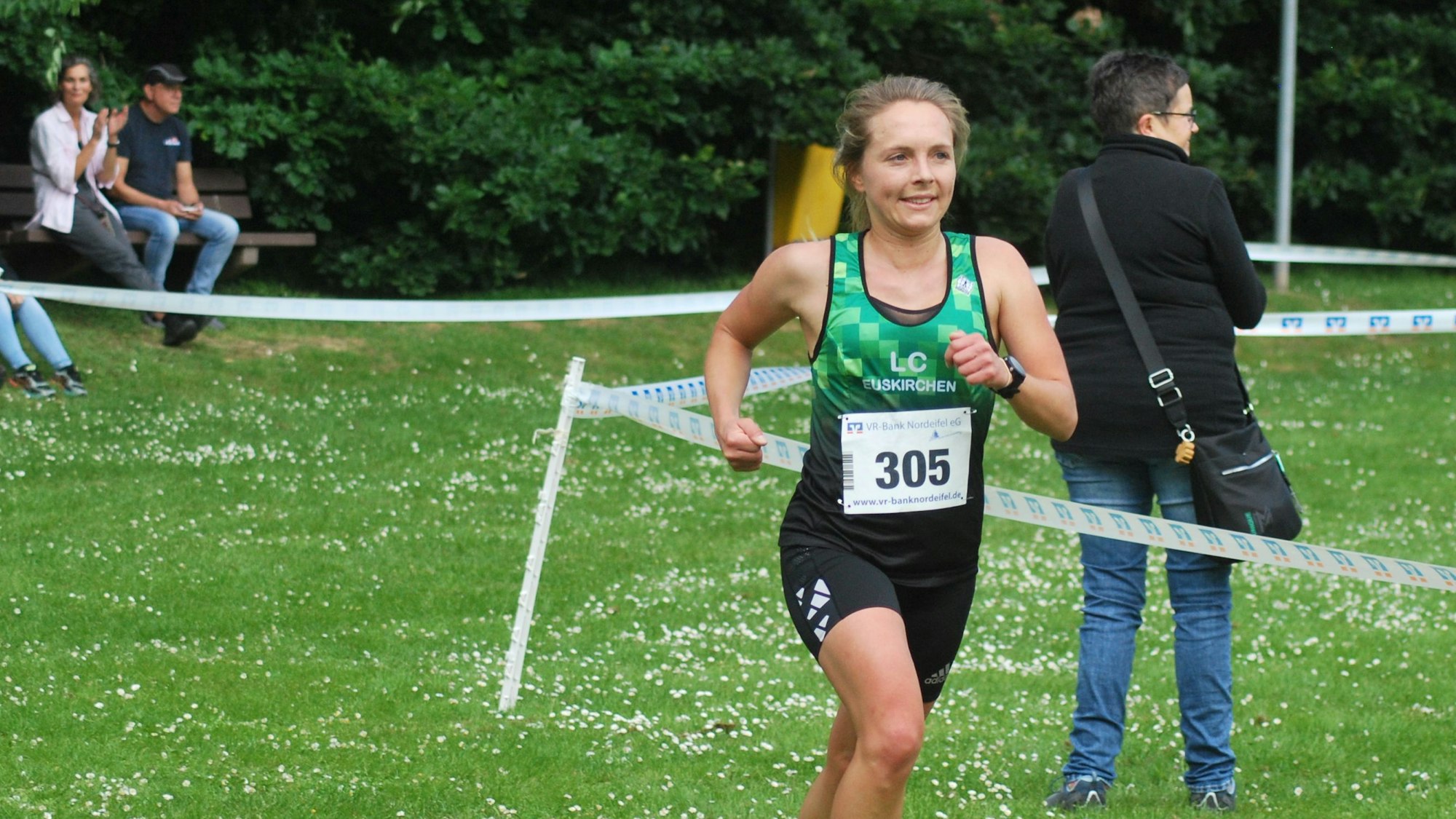Nora Schmitz auf der Strecke, im Hintergrund Zuschauer.