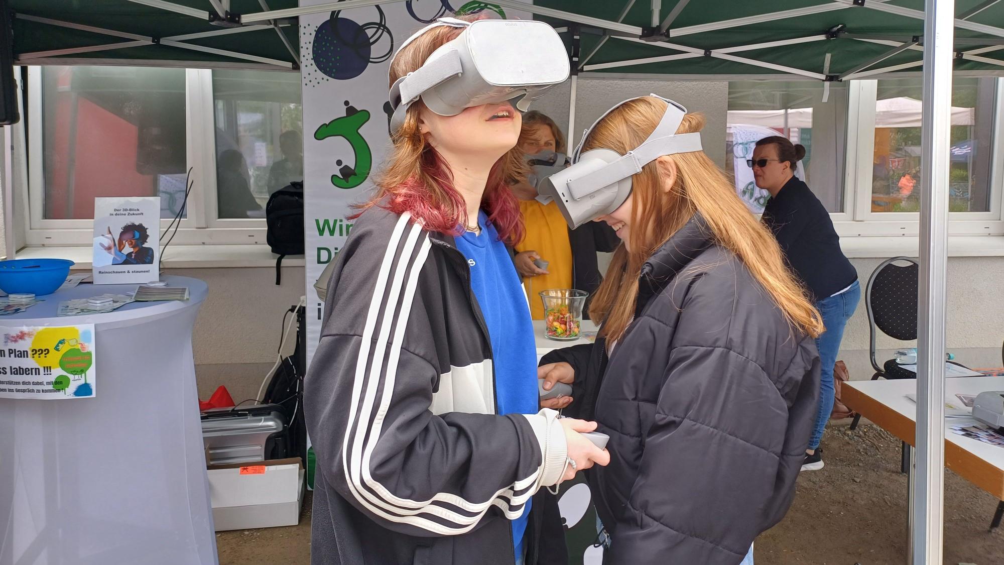 Zwei Mädchen mit VR-Brillen