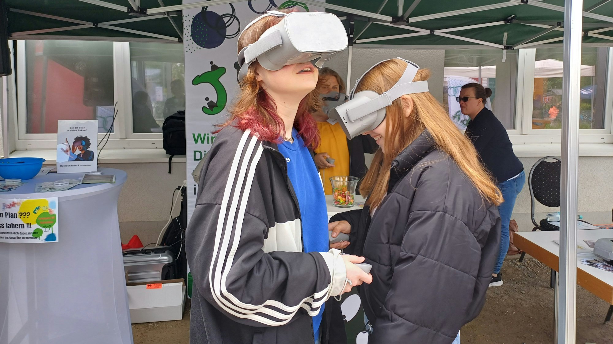 Zwei Mädchen mit VR-Brillen