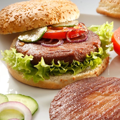 Aufnahme eines Hamburgers mit gebratenem Rinderhack