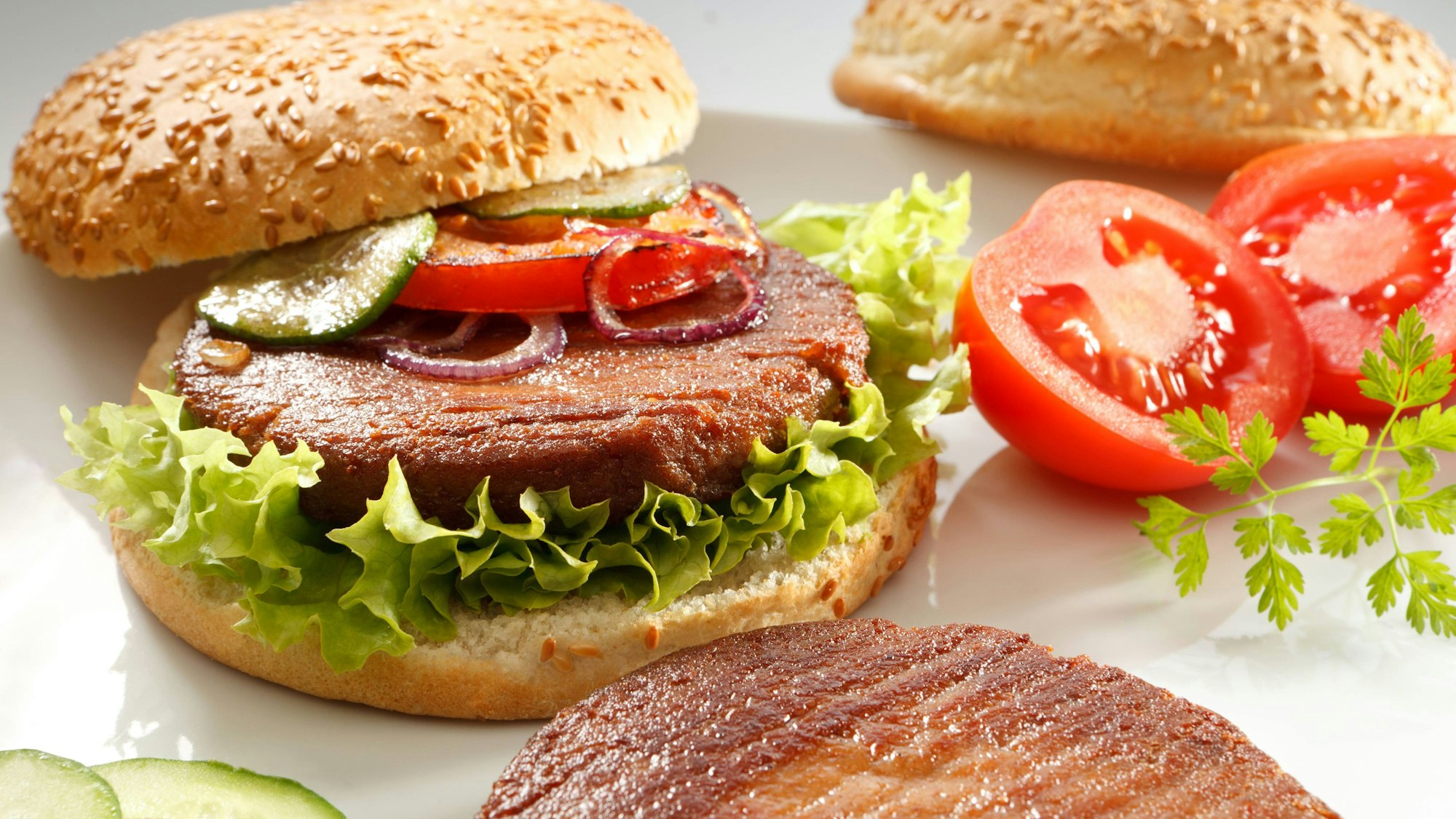 Aufnahme eines Hamburgers mit gebratenem Rinderhack