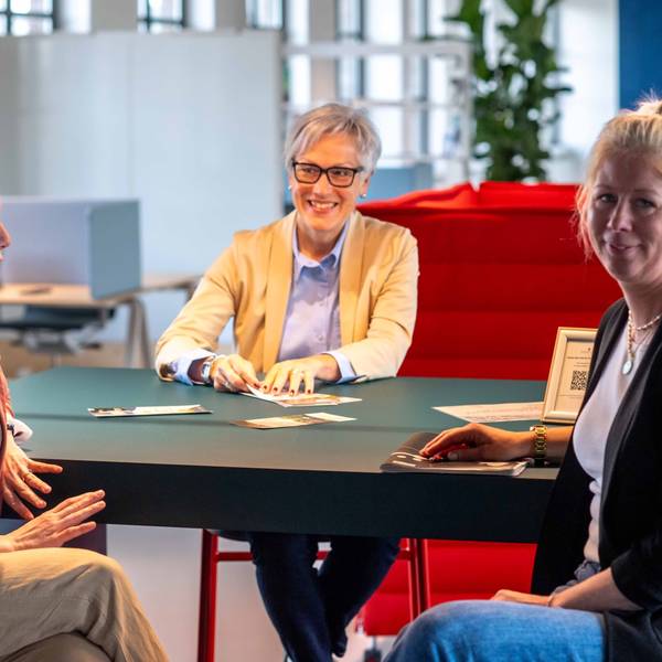 Isabelle Jaeschke, Iris Poth und Sarah Komp sitzen an einem Tisch.