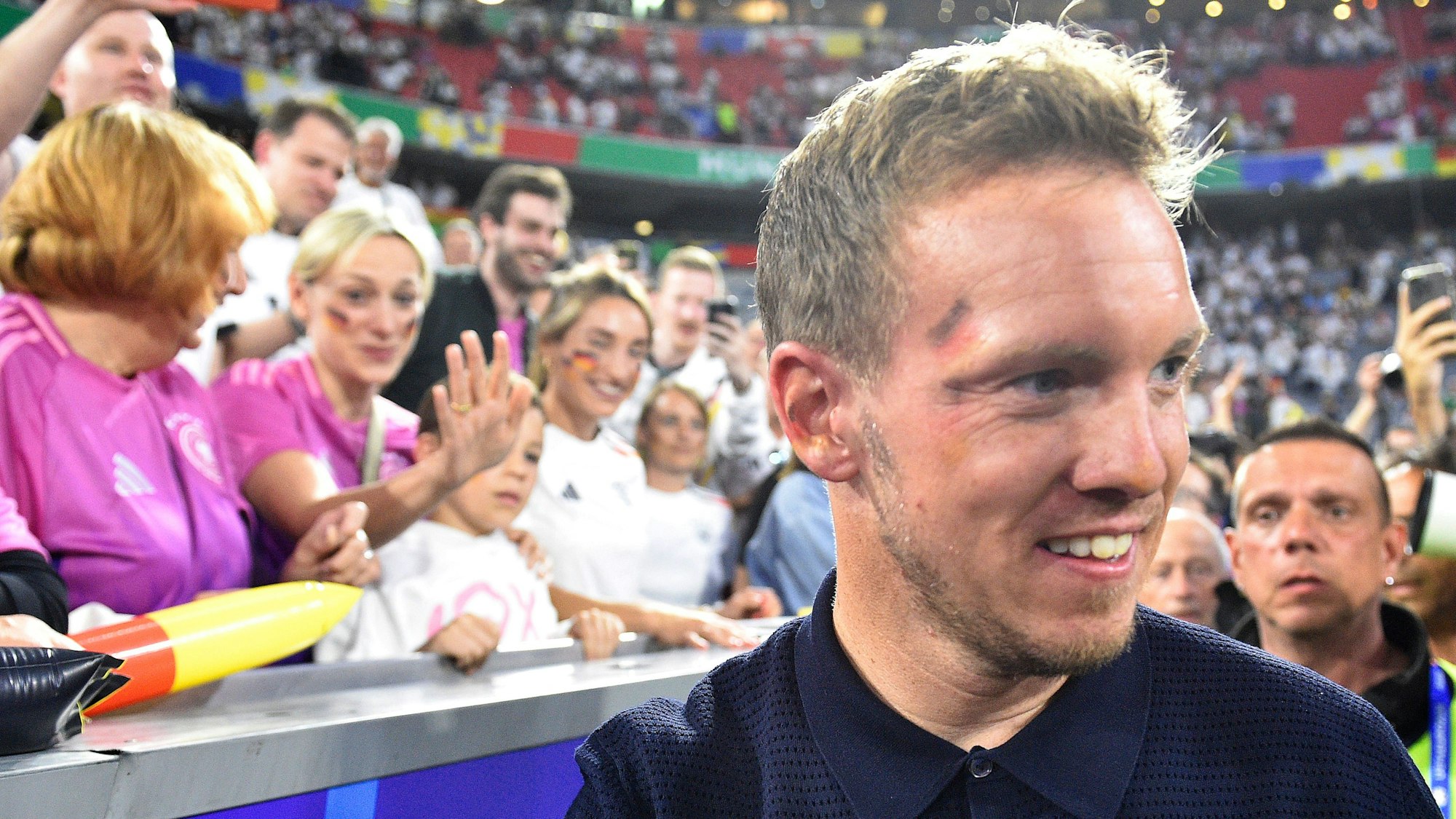 Auch Julian Nagelsmann hatte nach dem Spiel die deutschen Farben im Gesicht – offenbar die Folge der Begegnung mit seiner Lebensgefährtin.