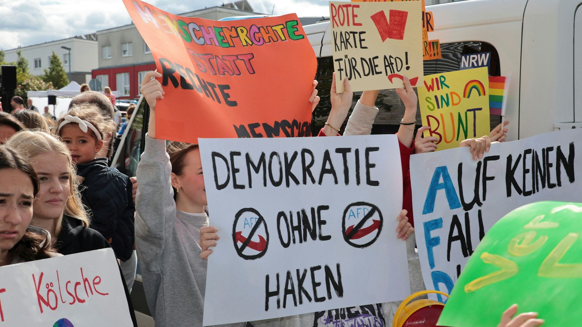 Schülerinnen und Schüler des Gymnasiums Neue Sandkaul in in Köln-Widdersdorf protestierten im Juni 2024 gegen einen AfD-Parteitag in den Räumen der Schule.