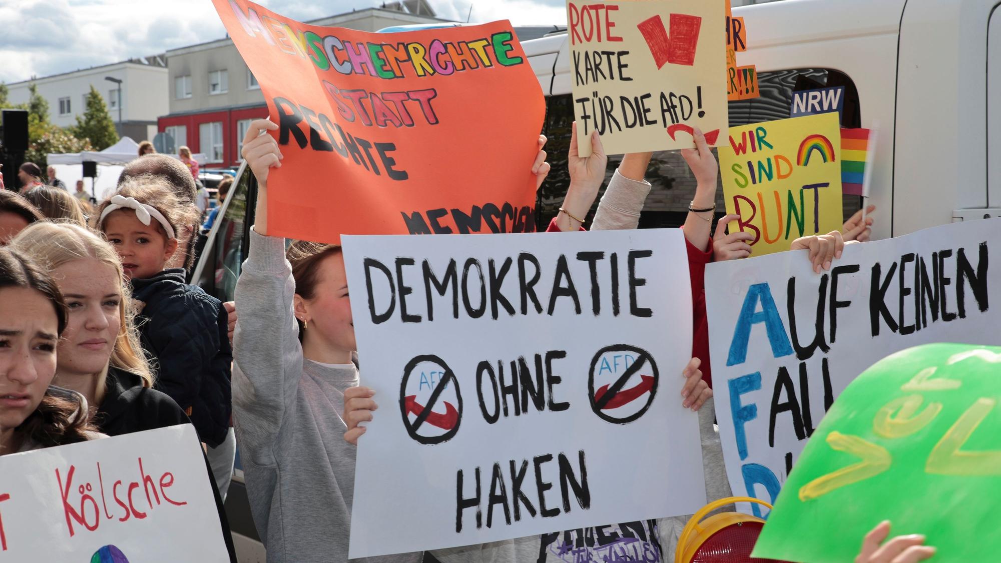 AfD-Parteitag im Gymnasium „Neue Sandkaul“ in Köln-Widdersdorf und Demo gegen die AfD.
