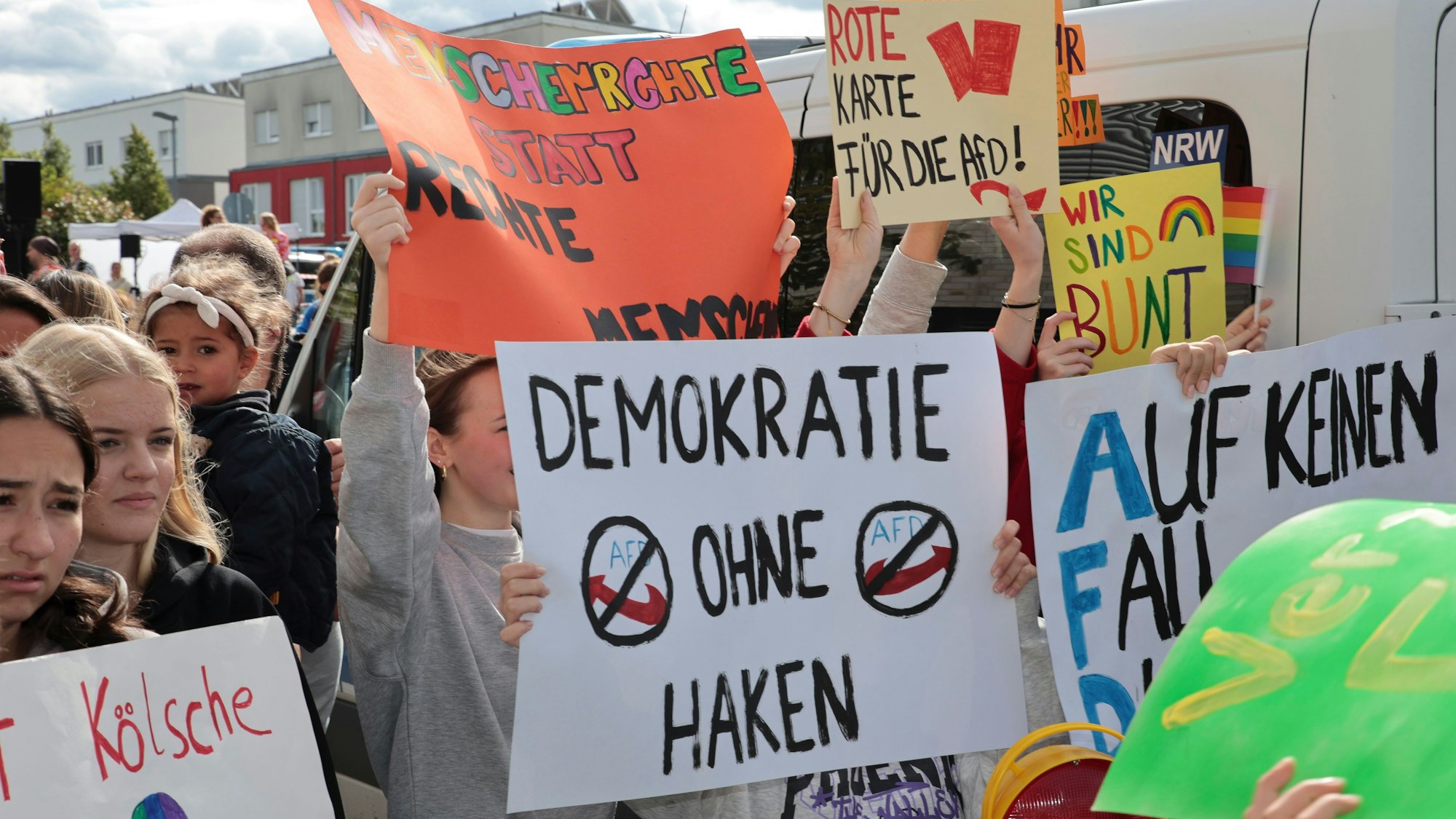 AfD-Parteitag im Gymnasium „Neue Sandkaul“ in Köln-Widdersdorf und Demo gegen die AfD.