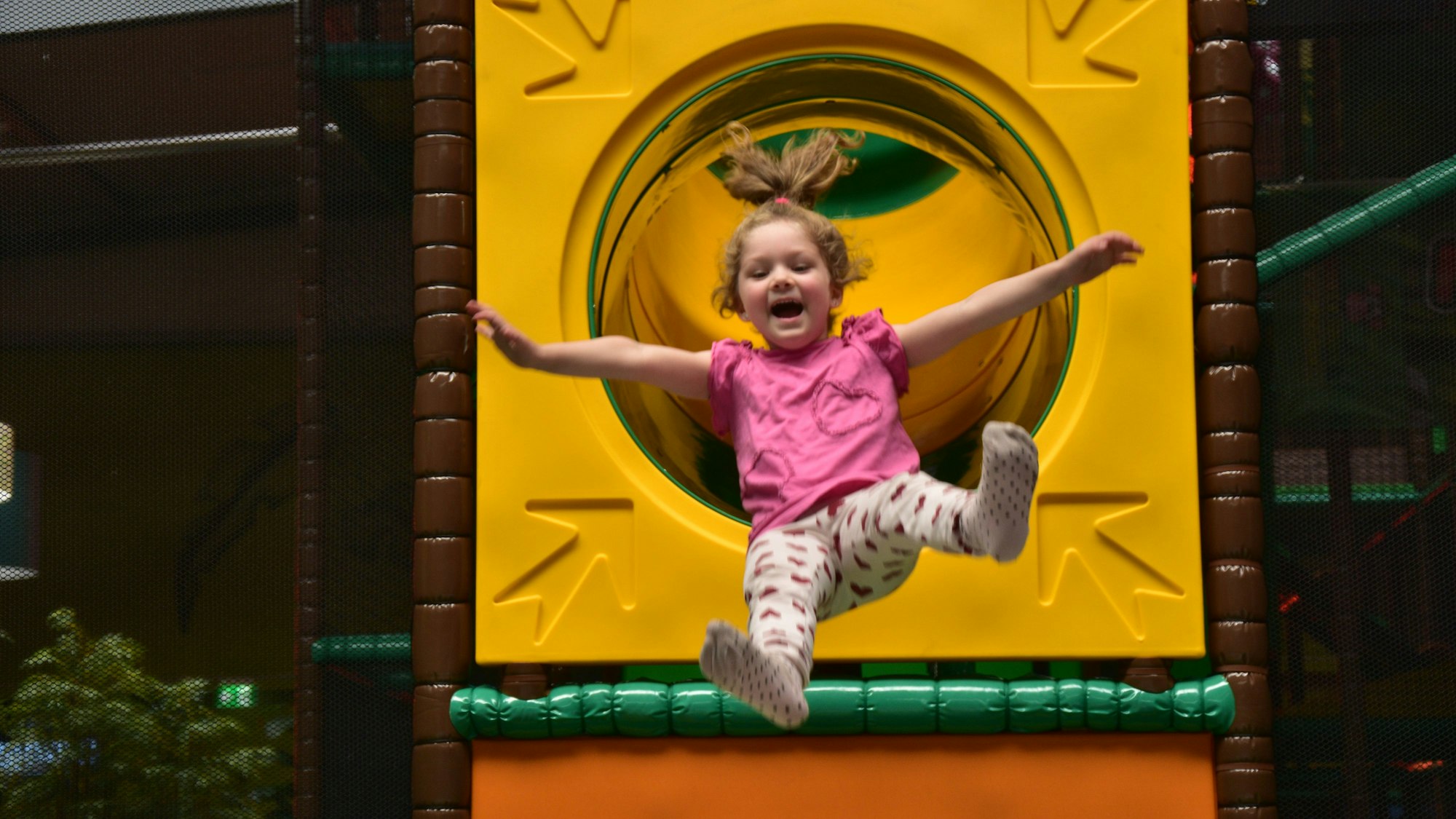 Ein kleines Mädchen rutsch auf der Big Airbag-Rutsche im neuen Troisdorfer Indoorspielplatz Monkey Town.