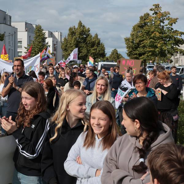 Vergangenes Jahr demonstrierten Kölnerinnen und Kölner gegen den Parteitag der AfD im Gymnasium Neue Sandkaul in Köln-Widdersdorf.
