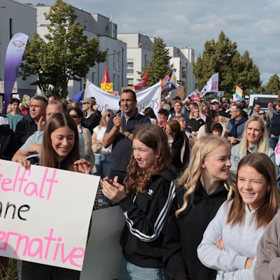 Vergangenes Jahr demonstrierten Kölnerinnen und Kölner gegen den Parteitag der AfD im Gymnasium Neue Sandkaul in Köln-Widdersdorf.
