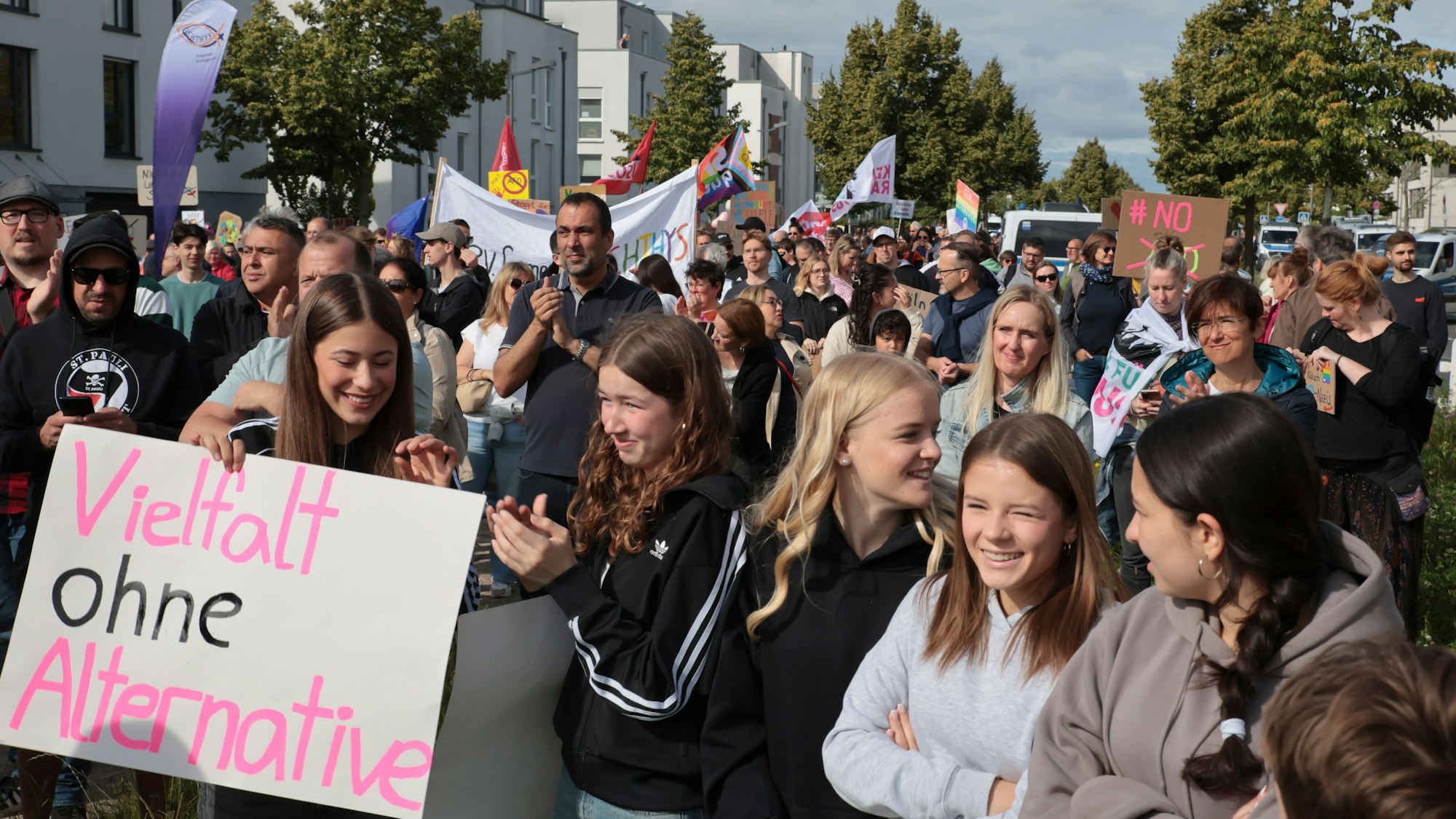 Vergangenes Jahr demonstrierten Kölnerinnen und Kölner gegen den Parteitag der AfD im Gymnasium Neue Sandkaul in Köln-Widdersdorf.