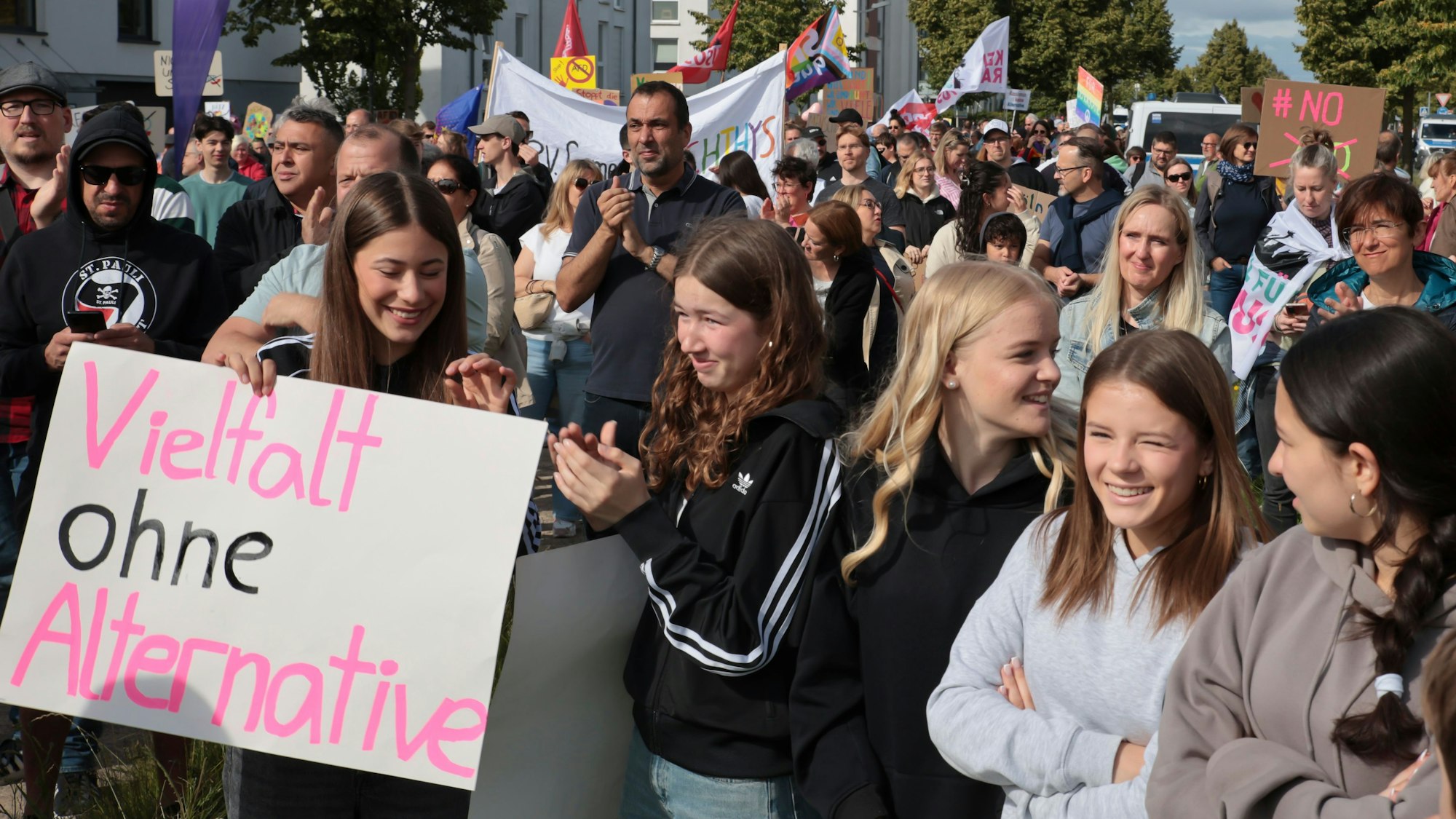 Schülerinnen und Schüler demonstrieren gegen Rechts.