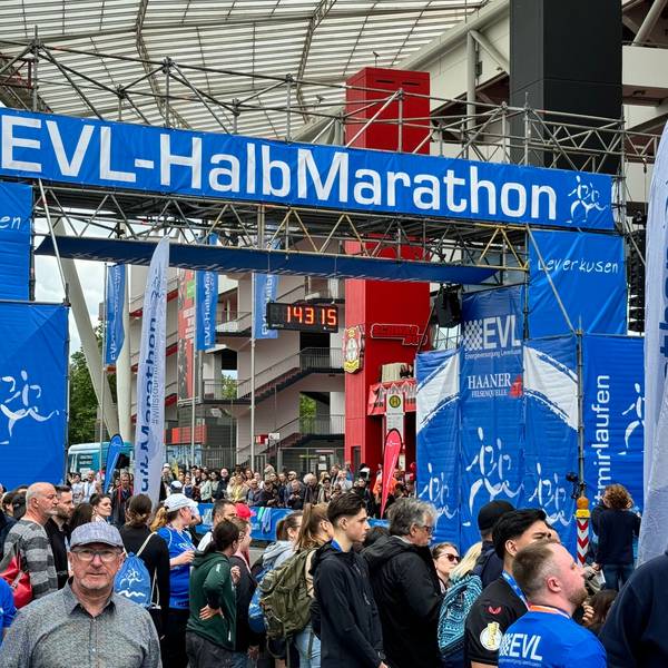 Menschenmenge am Stadion beim Leverkusener Halbmarathon 2024