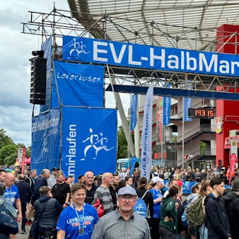 Menschenmenge am Stadion beim Leverkusener Halbmarathon 2024