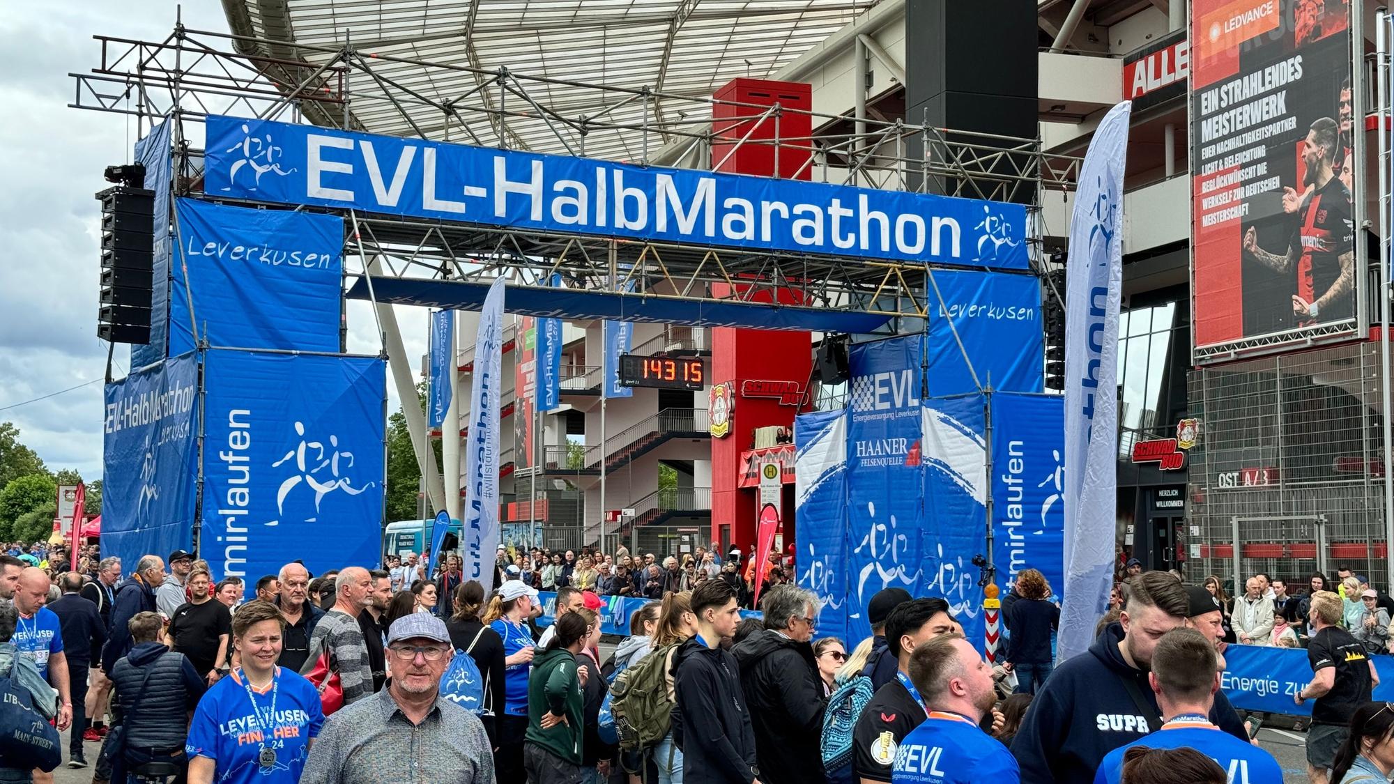 Menschenmenge am Stadion beim Leverkusener Halbmarathon 2024