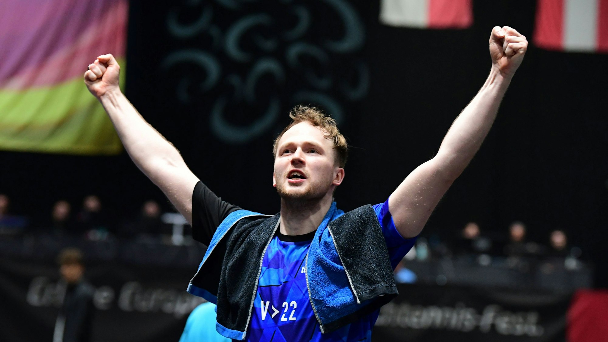 Benedikt Duda reckt jubelnd beide Arme in die Höhe.