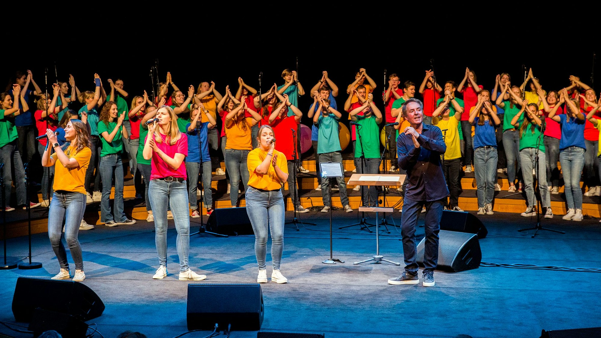 Der Kölner Jugendchor St. Stephan um Chorleiter Michael Kokott singen mit drei Solistinnen ein Lied.