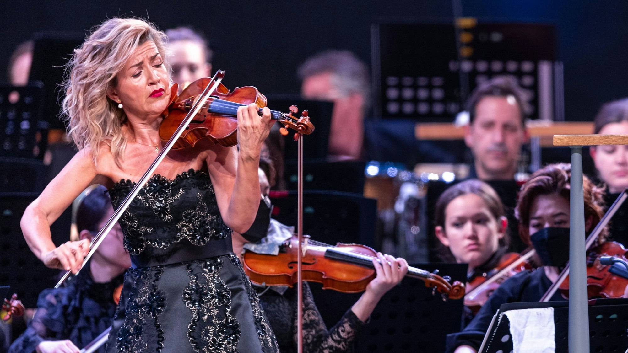 Die Violinistin Anne-Sophie Mutter spielt gemeinsam mit dem New York Philharmonic Orchestra beim zweiten Konzert im ehemaligen Kraftwerk Peenemünde auf der Ostseeinsel Usedom.