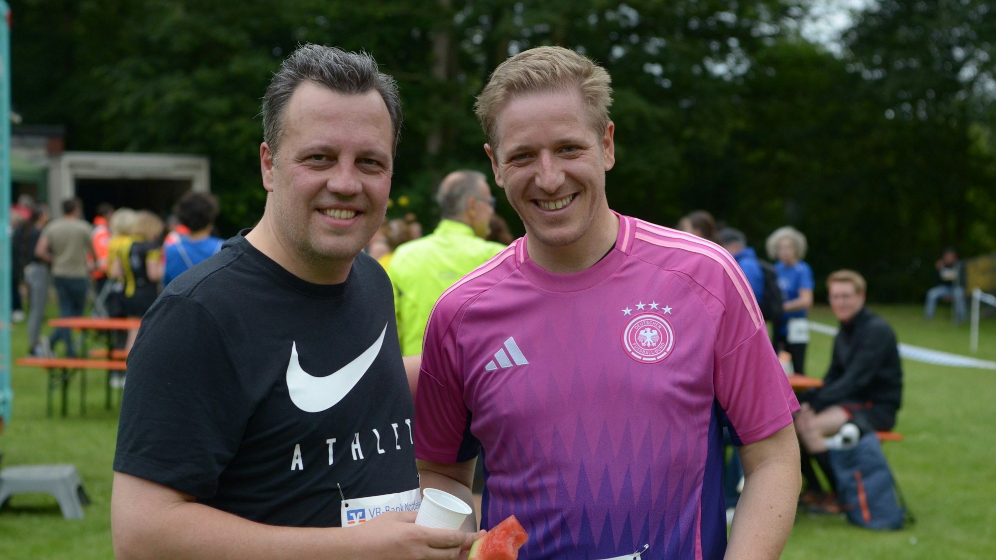 Sacha Reichelt und Landrat Markus Ramers stärken sich nach dem Lauf mit Getränken und Obst.