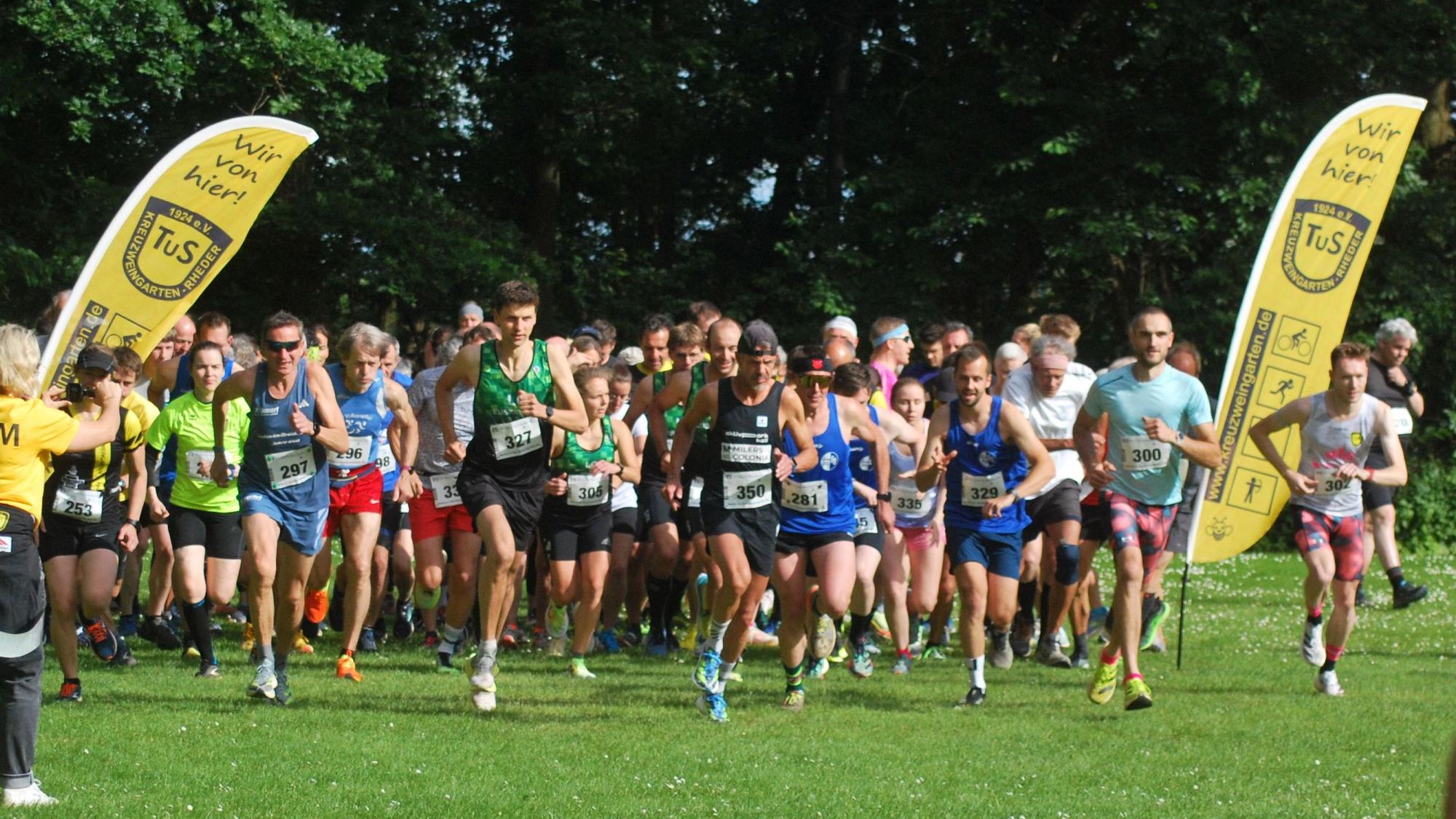 Die Läuferinnen und Läufer beim Start auf dem Kreuzweingartener Sportplatz.