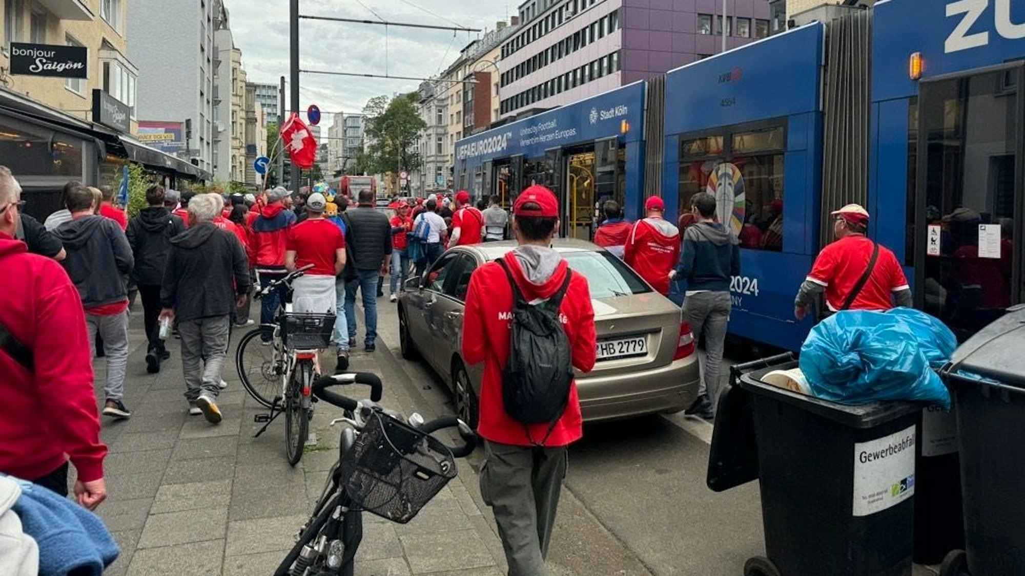 Die Bahn der Linie 1 hält zwischen zwei Haltestellen an, um Fahrgäste aussteigen zu lassen.