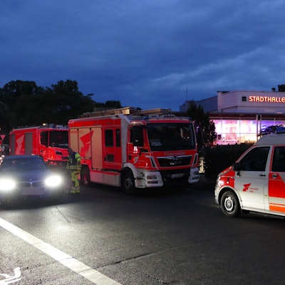 Rettungswagen stehen vor der Stadthalle.