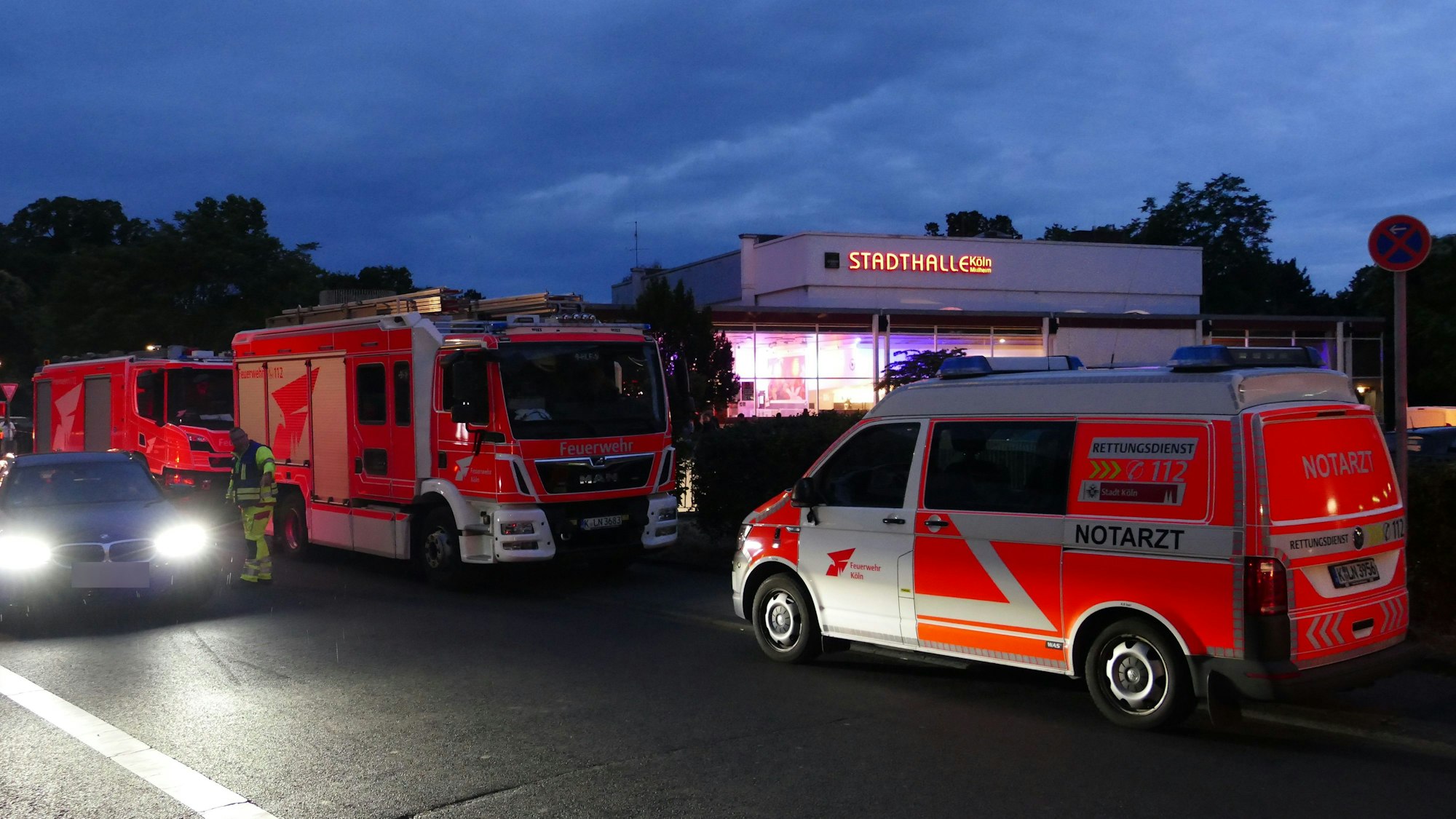 Rettungswagen stehen vor der Stadthalle.