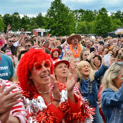 Ein Blick ins Publikum: Viele Frauen und Männer sind kostümiert in den Seepark gekommen.