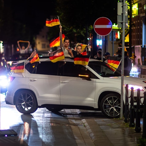 Mehrere Autos, aus denen Flaggen herausragten, wurden nach dem Spiel durch Euskirchen gefahren.