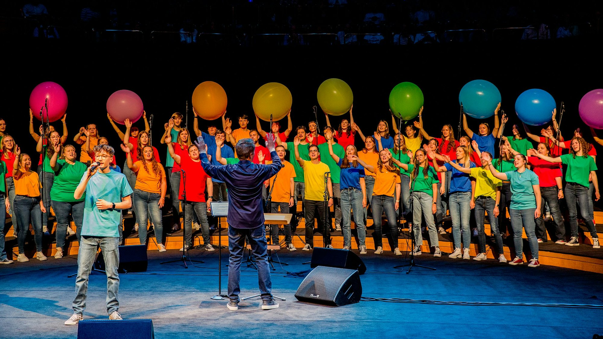 Der Kölner Jugendchor St. Stephan um Chorleiter Michael Kokott singen mit einem Solisten ein Lied.