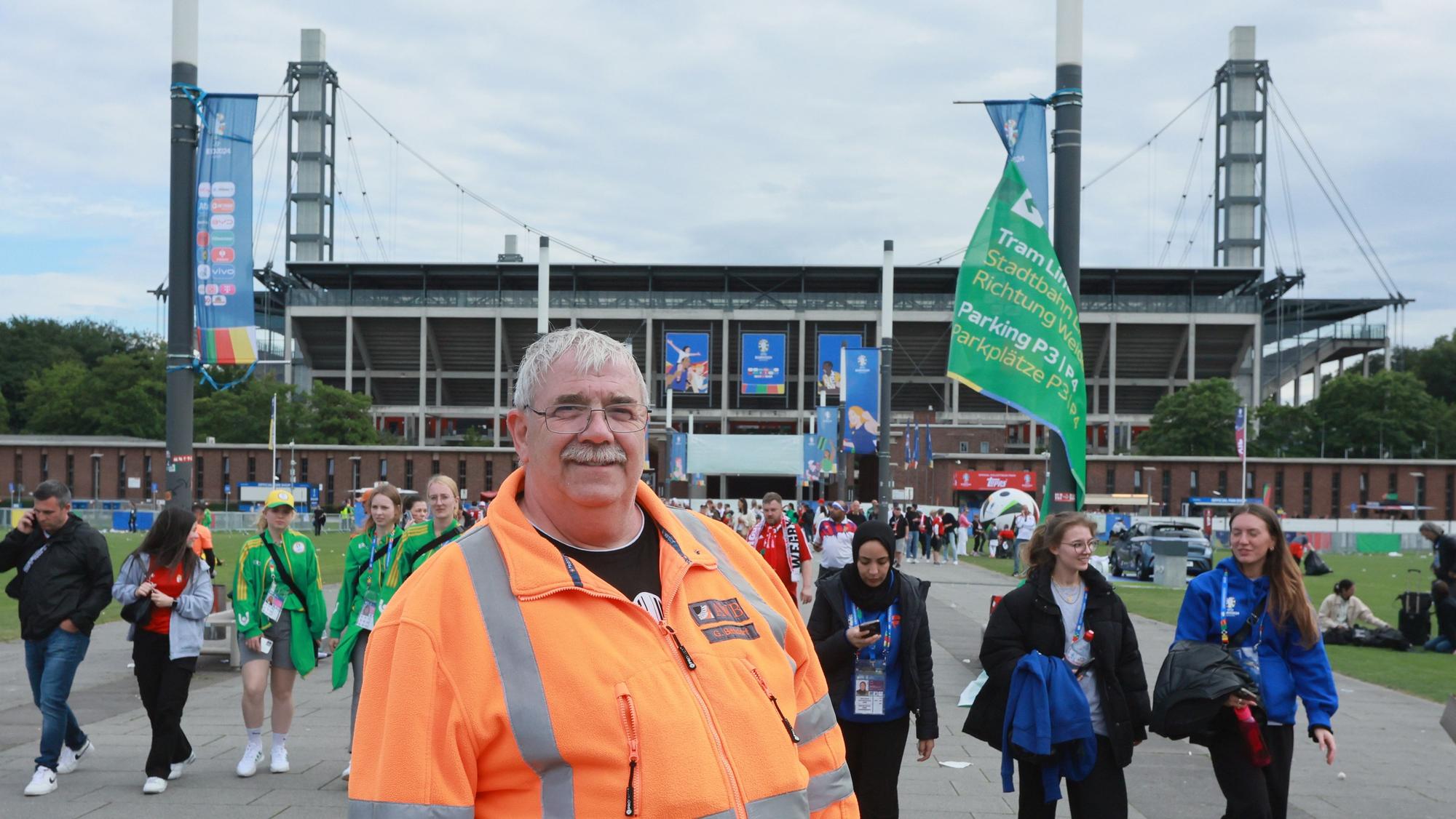EM-Einsatzleiter Gerhard Bittdorf vor dem Stadion.
