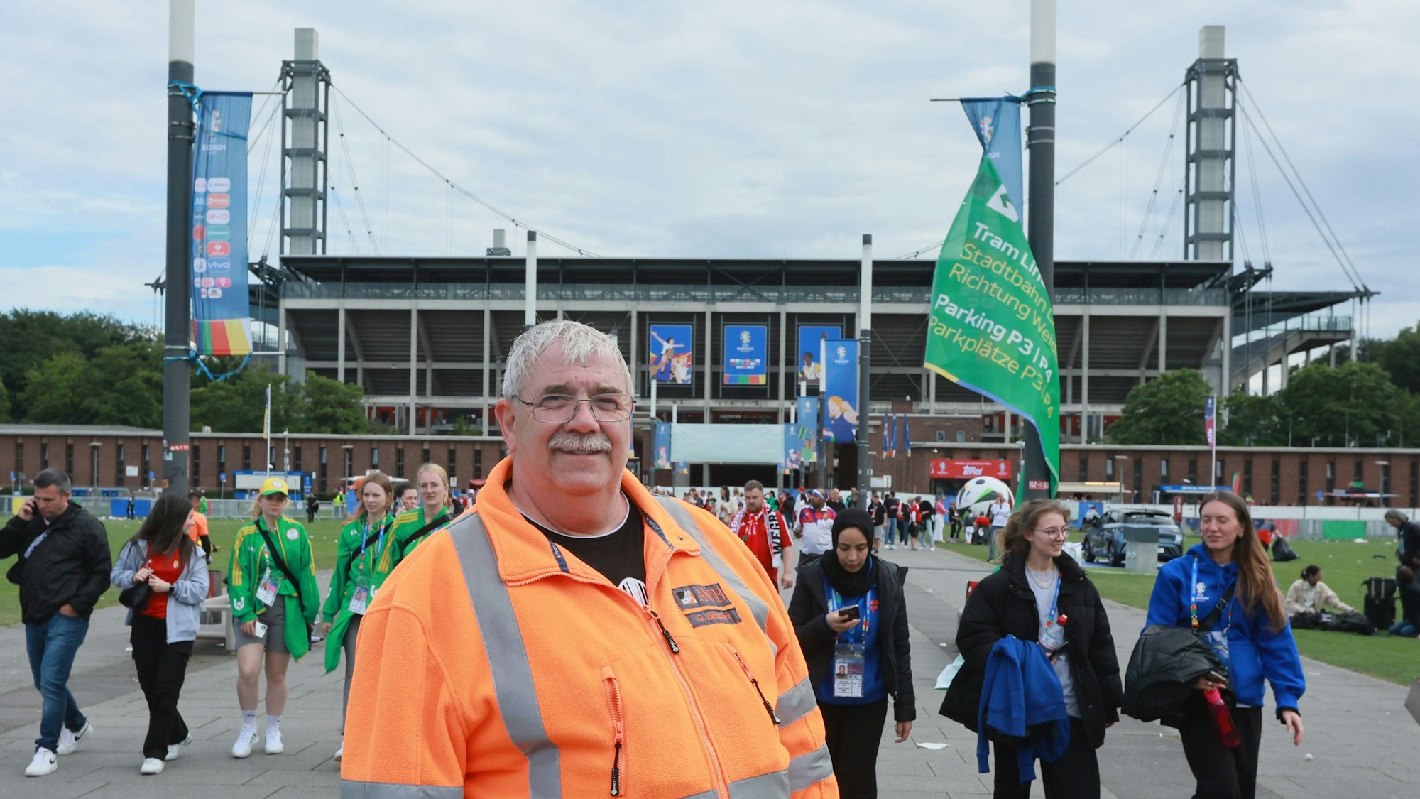EM-Einsatzleiter Gerhard Bittdorf vor dem Stadion.