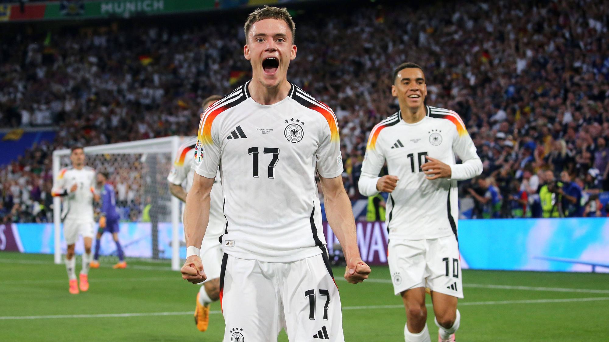 Auf dem Foto ist der jubelnde Florian Wirtz nach seinem Treffer zum 1:0 gegen Schottland zu sehen. Im Hintergrund sein Mitspieler Jamal Musiala.