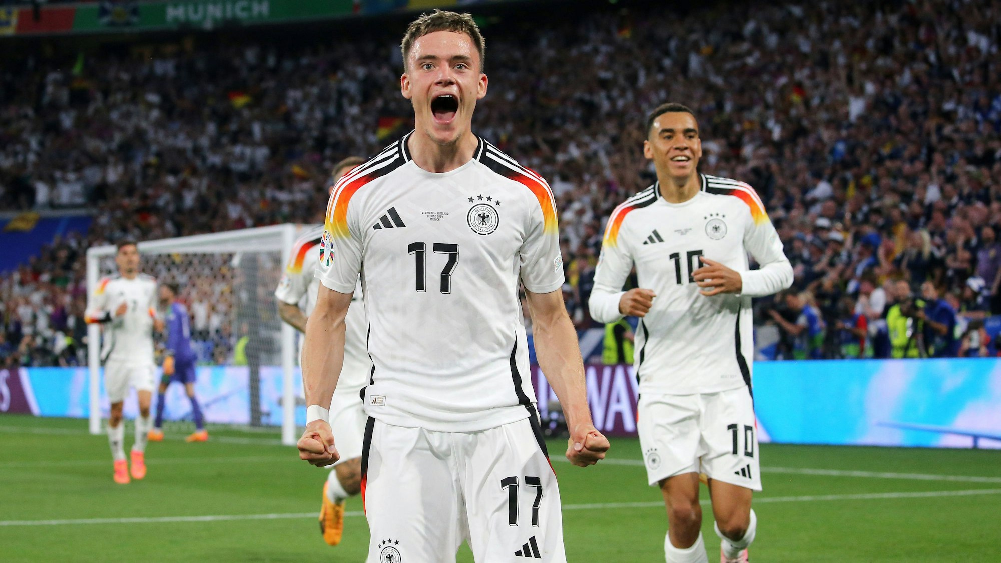 Auf dem Foto ist der jubelnde Florian Wirtz nach seinem Treffer zum 1:0 gegen Schottland zu sehen. Im Hintergrund sein Mitspieler Jamal Musiala.