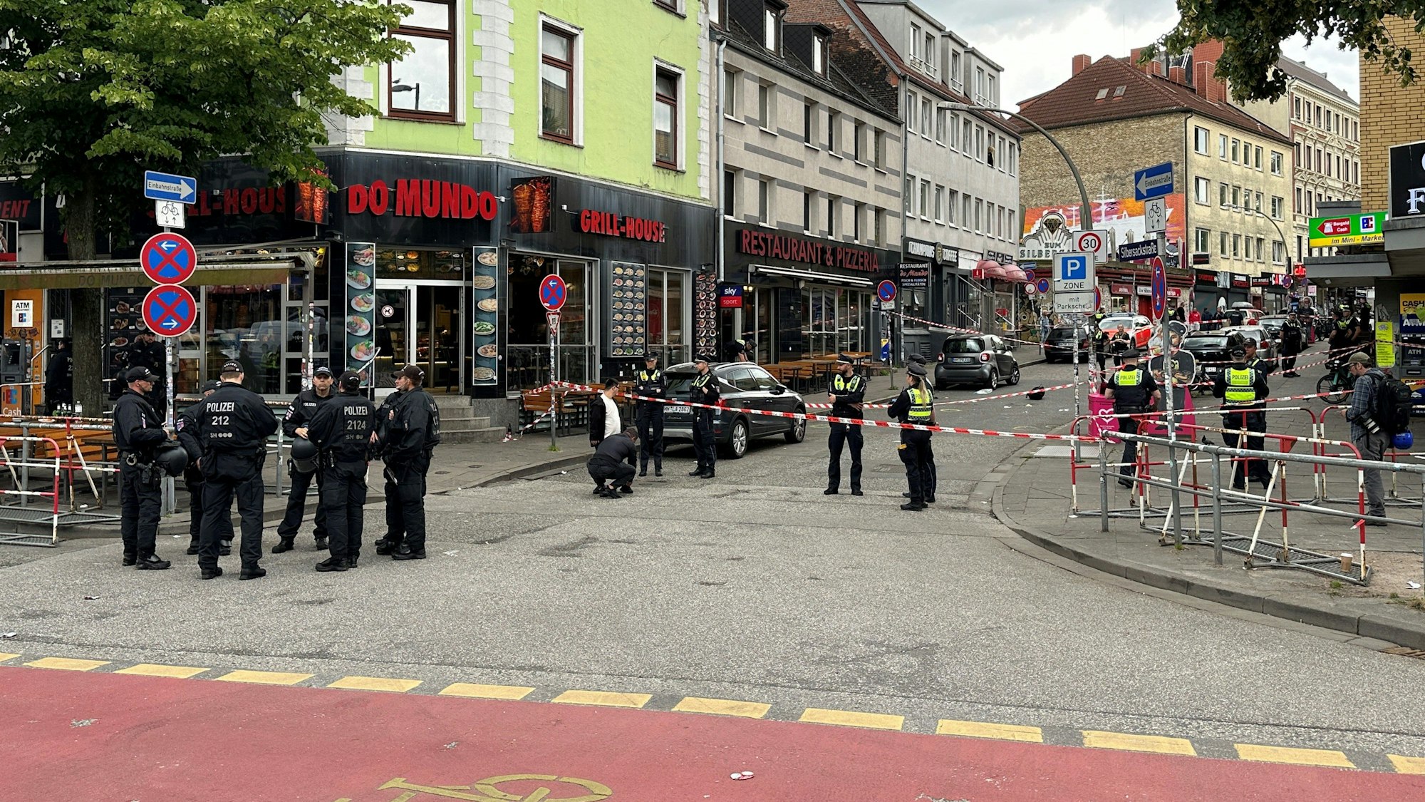 Die Polizei sperrt nach einem Einsatz einen Bereich nahe der Reeperbahn ab.