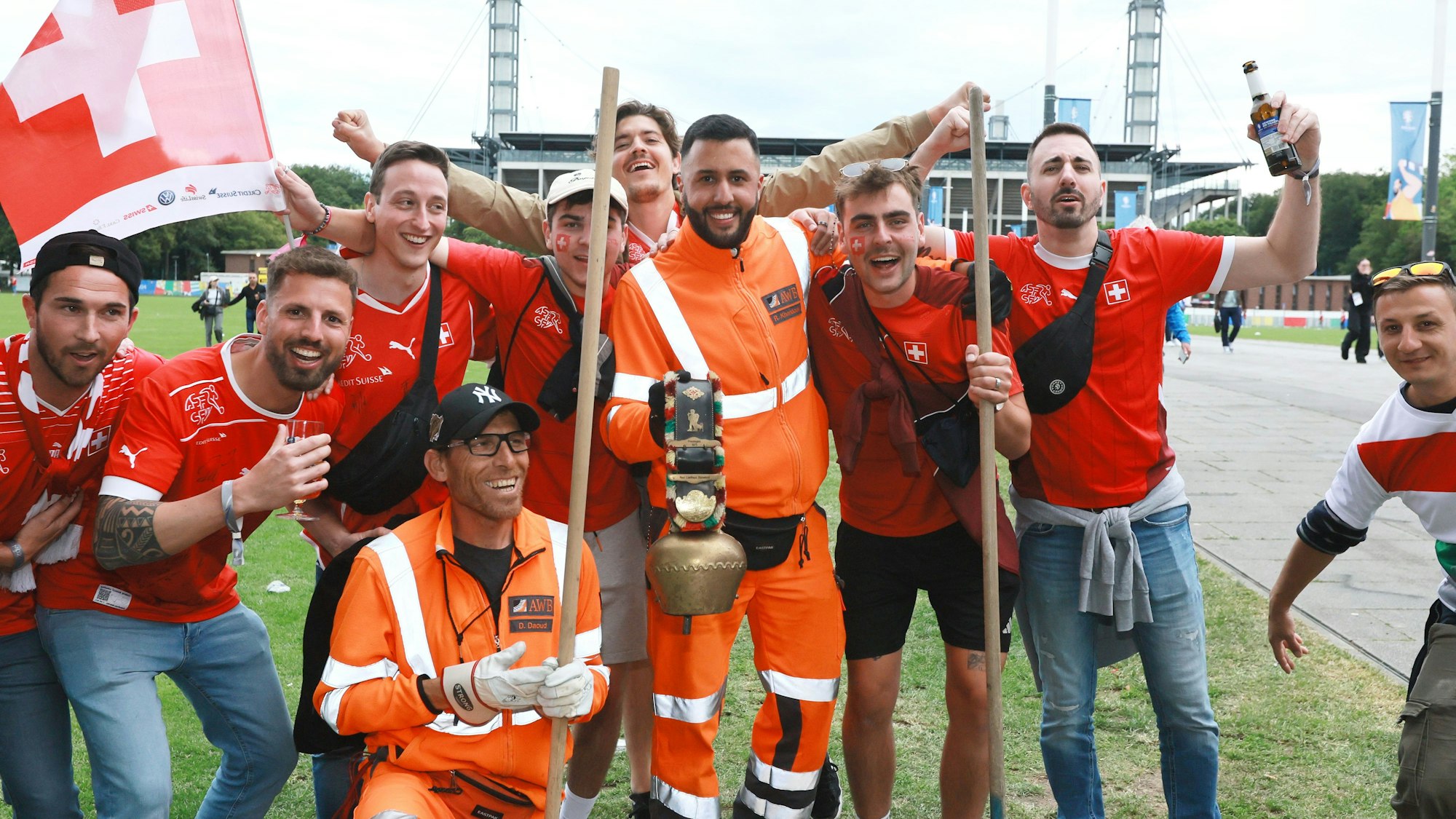 Schweizer Fans mit Mitarbeitenden der AWB nach dem EM-Spiel Ungarn-Schweiz.