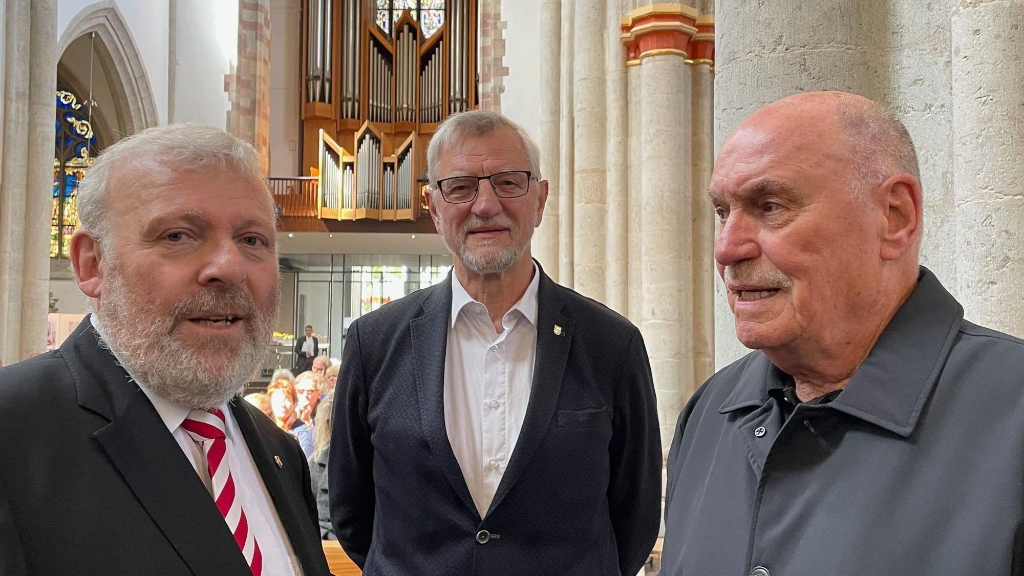 Drei ältere Herren in der Kirche St. Severin.