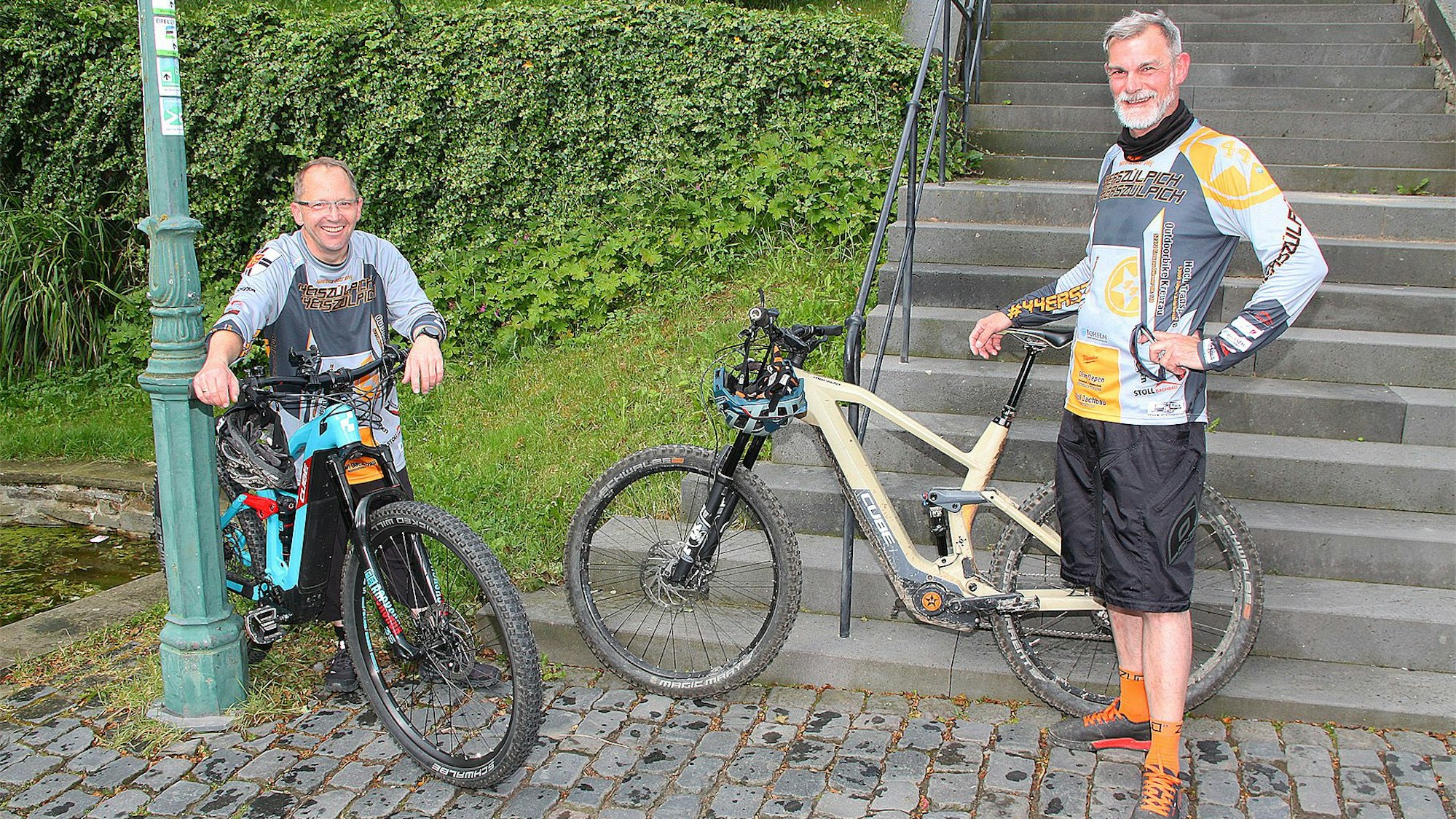 Die beiden Radler aus Zülpich warten mit ihren E-Mountainbikes auf den Radlersegen.