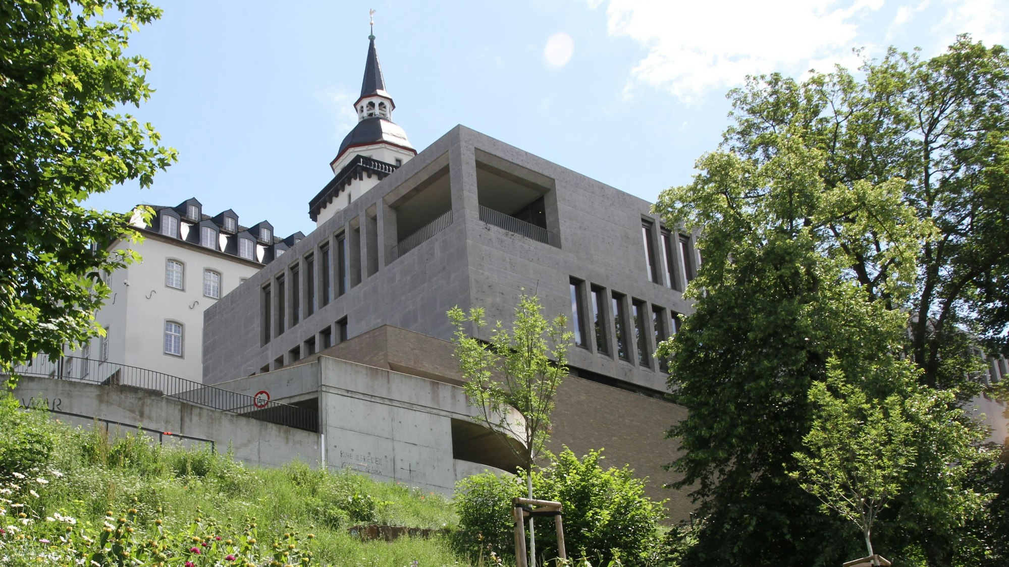 Das Katholisch-Soziale Institut (KSI) auf dem Michaelsberg in Siegburg mit seinem Neubau und der dahinter liegenden ehemaligen Benediktinerabtei