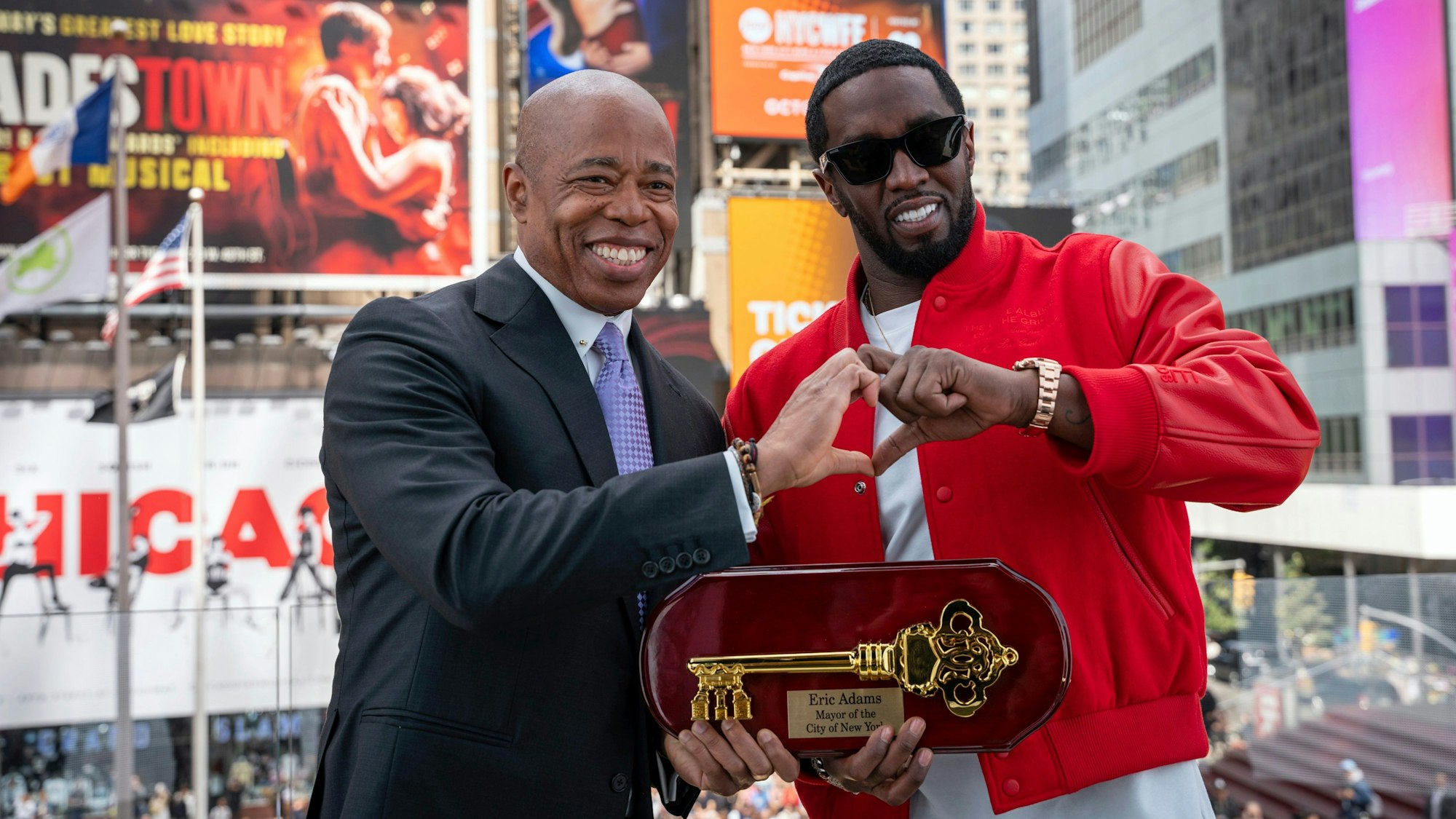 Das Bild zeigt Bürgermeister Eric Adams, links, bei der Übergabe des Stadtschlüssels an den Hip-Hop-Künstler Sean „Diddy“ Combs am Times Square in New York.