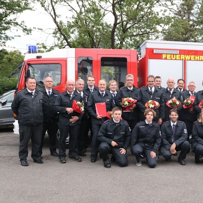 Besuch von Bürgermeisterin Larissa Weber (Zweite von rechts) bekam die Waldbröler Feuerwehr bei ihrer Jahresdienstbesprechung im Gerätehaus der Ortschaft Thierseifen.