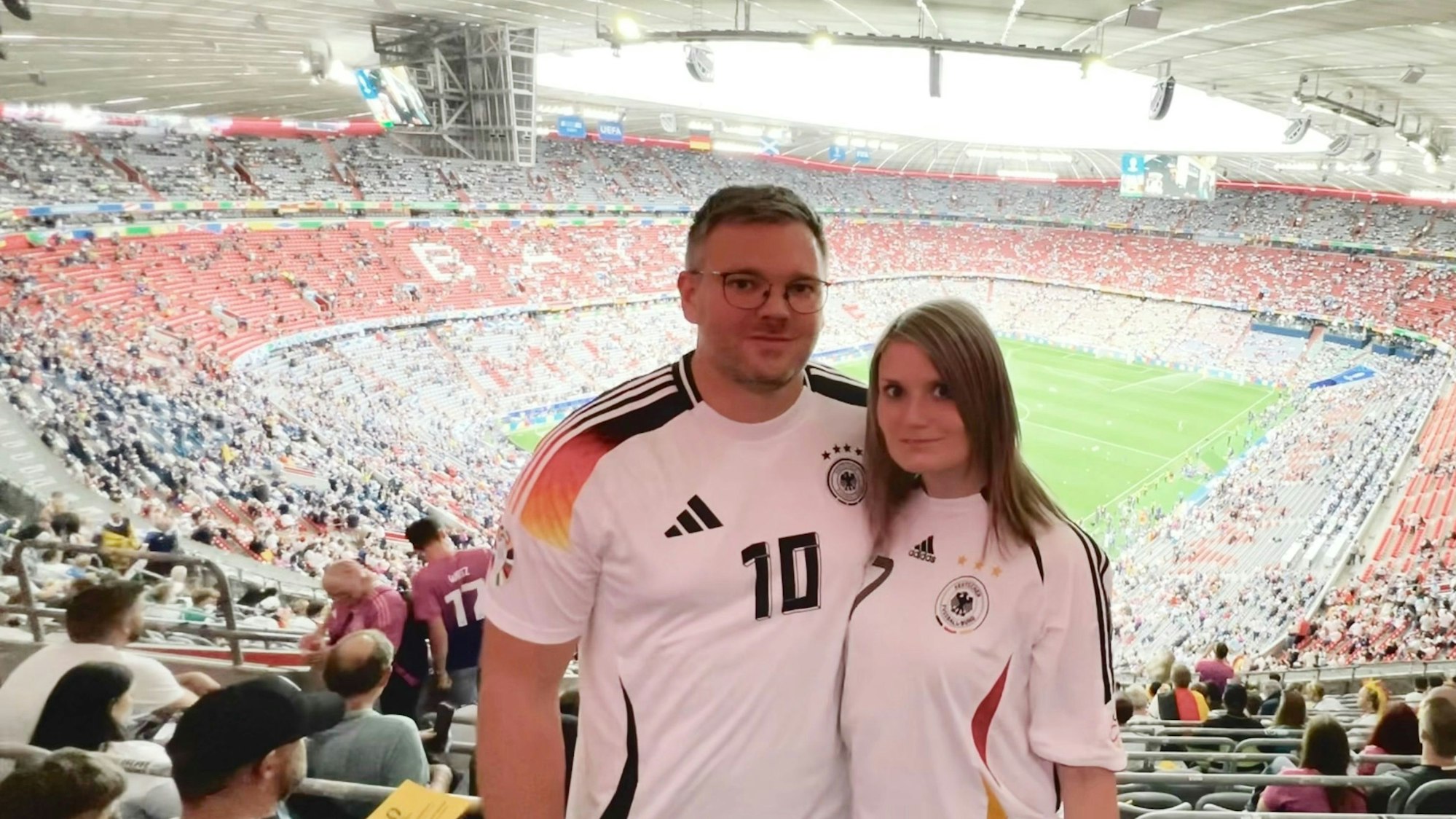 Zwei Waldbröler in München vor der „Munich Football Arena“, der früheren Allianz-Arena: Robin Becker feuerte die DFB-Elf im aktuellen Trikot an, Freundin Lisa Klein trug ein Jersey aus dem Jahr 2006. Unser Bild zeigt das Paar im Stadion.