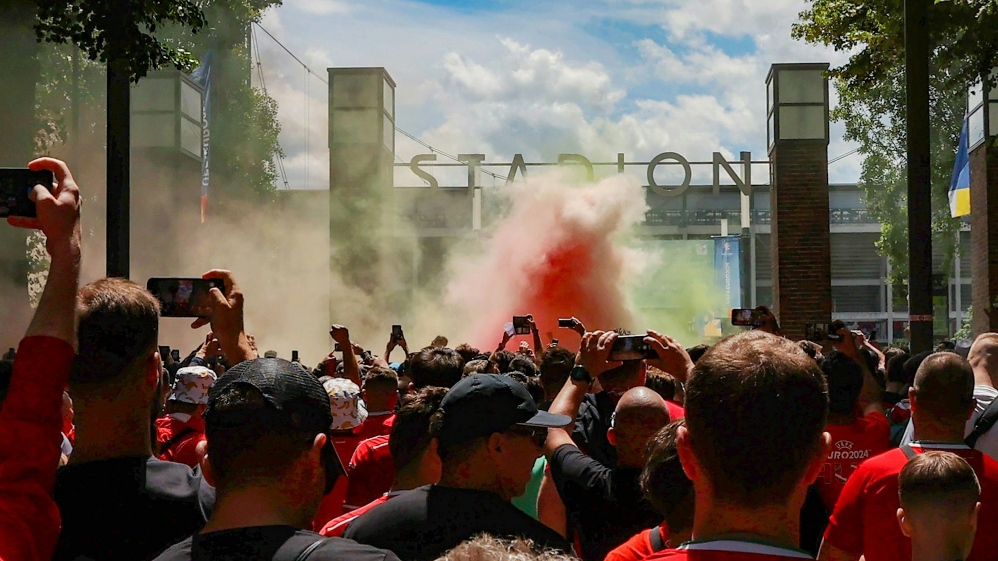 Pyro vor dem Stadiontor.