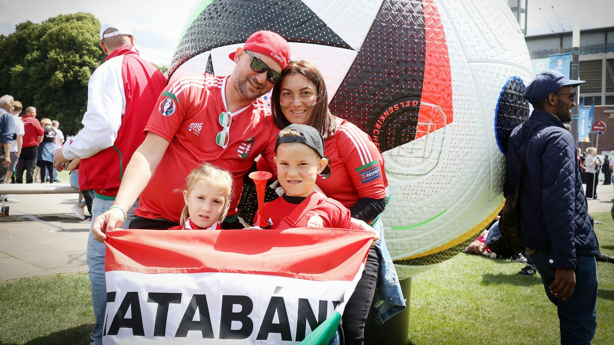 Die Eltern Otilla und Erico und die Kinder Nora und Zoltan.