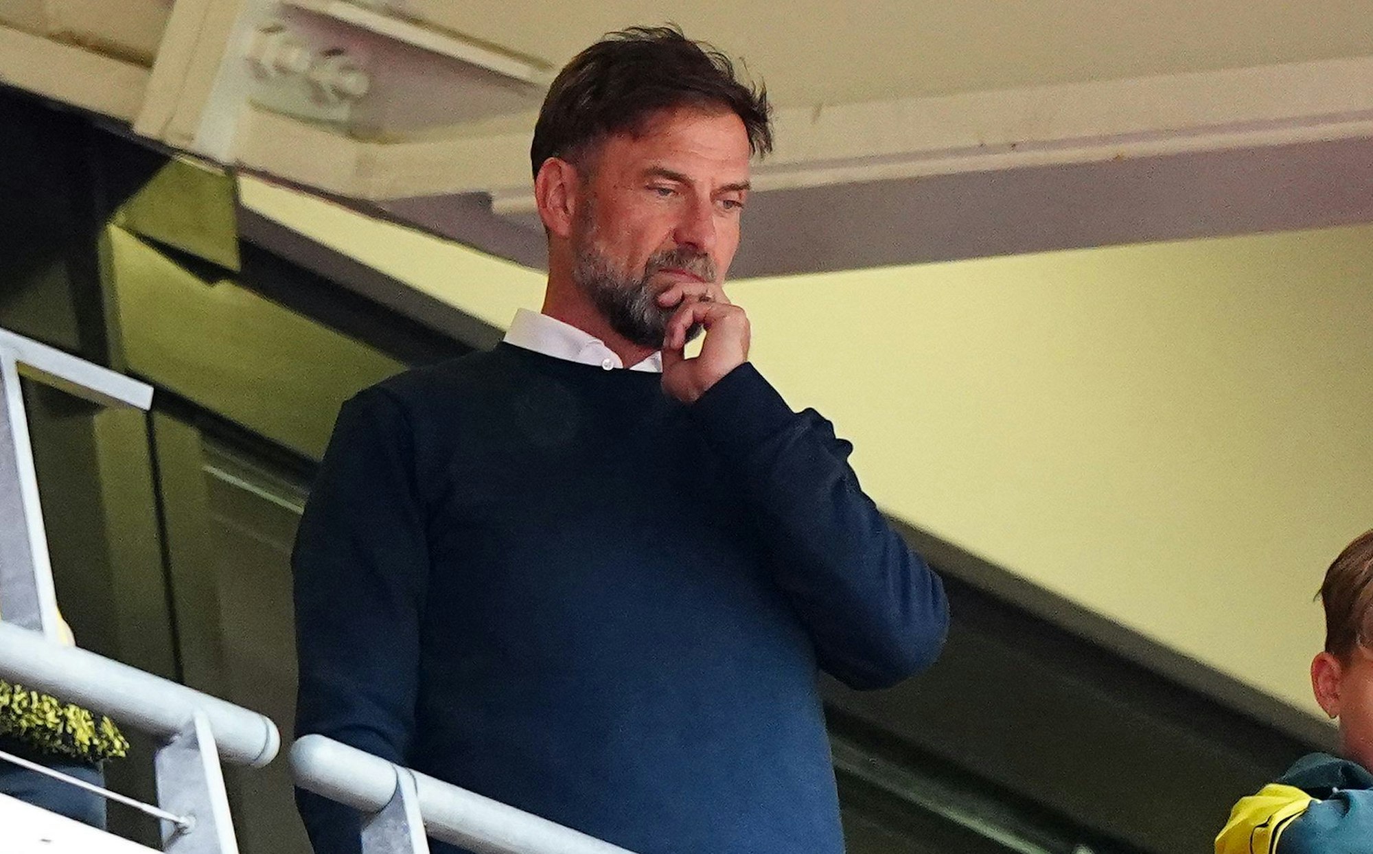 Jürgen Klopp, ehemaliger Trainer von Liverpool und von Borussia Dortmund steht vor dem Spiel auf der Tribüne.