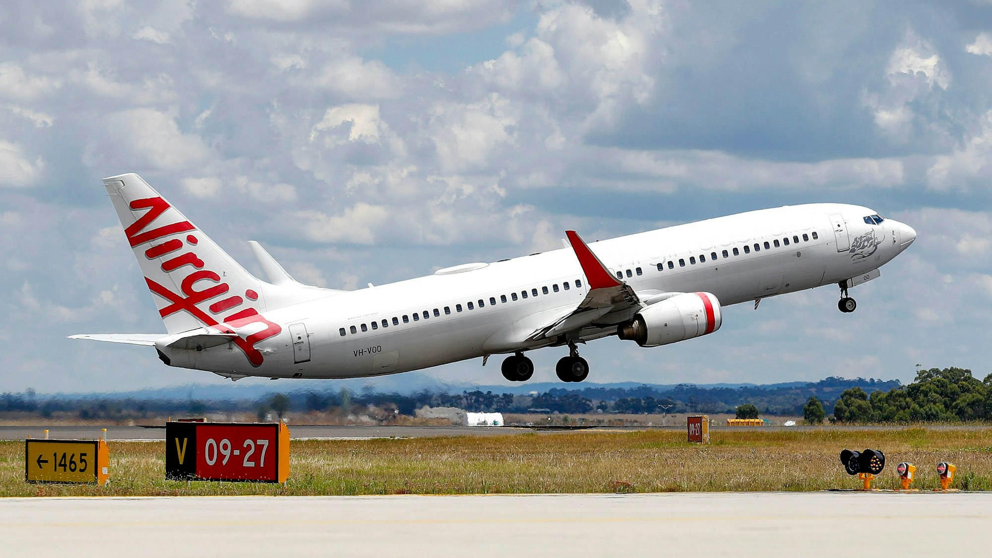 Ein Flugzeug der Virgin Airlines hebt am Flughafen in Melbourne, Australien ab. (Symbolbild)