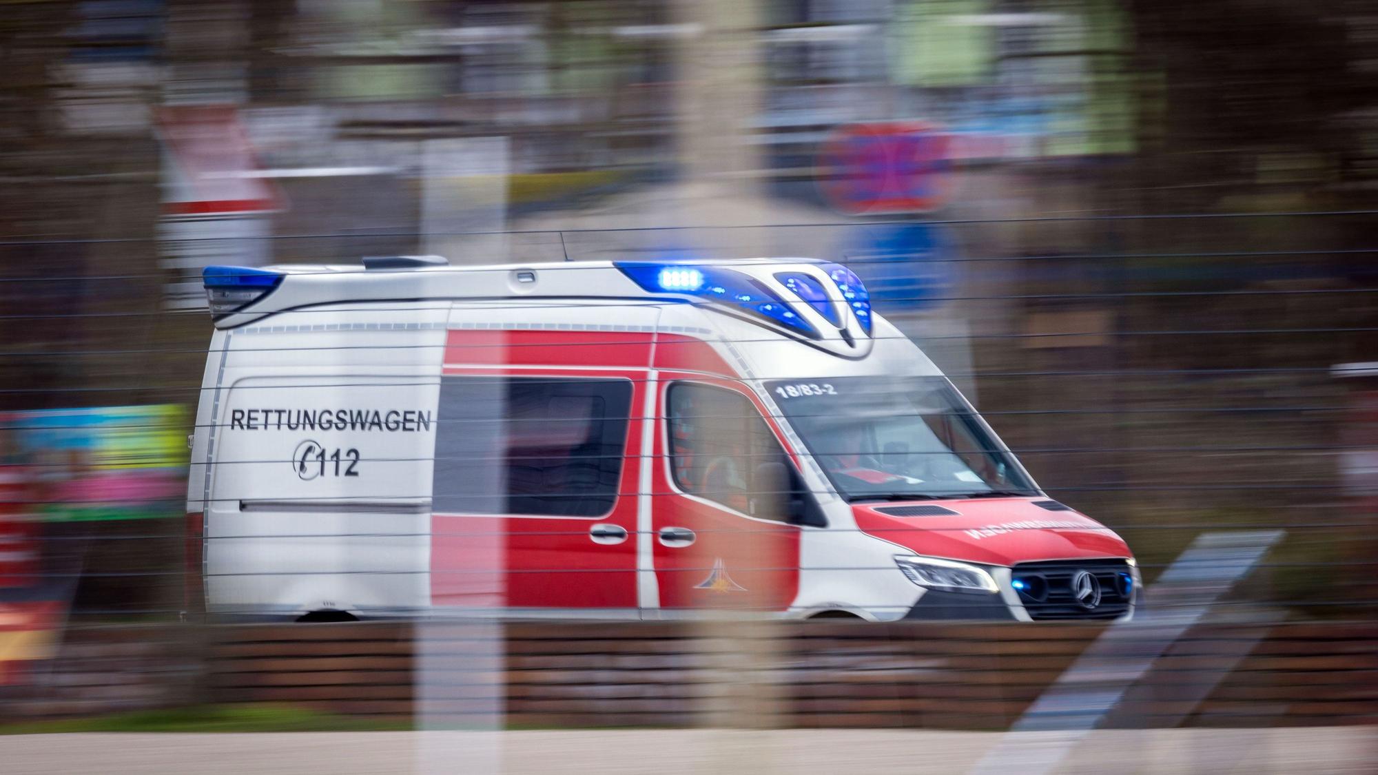 Das Bild zeigt einen Rettungswagen im Einsatz.