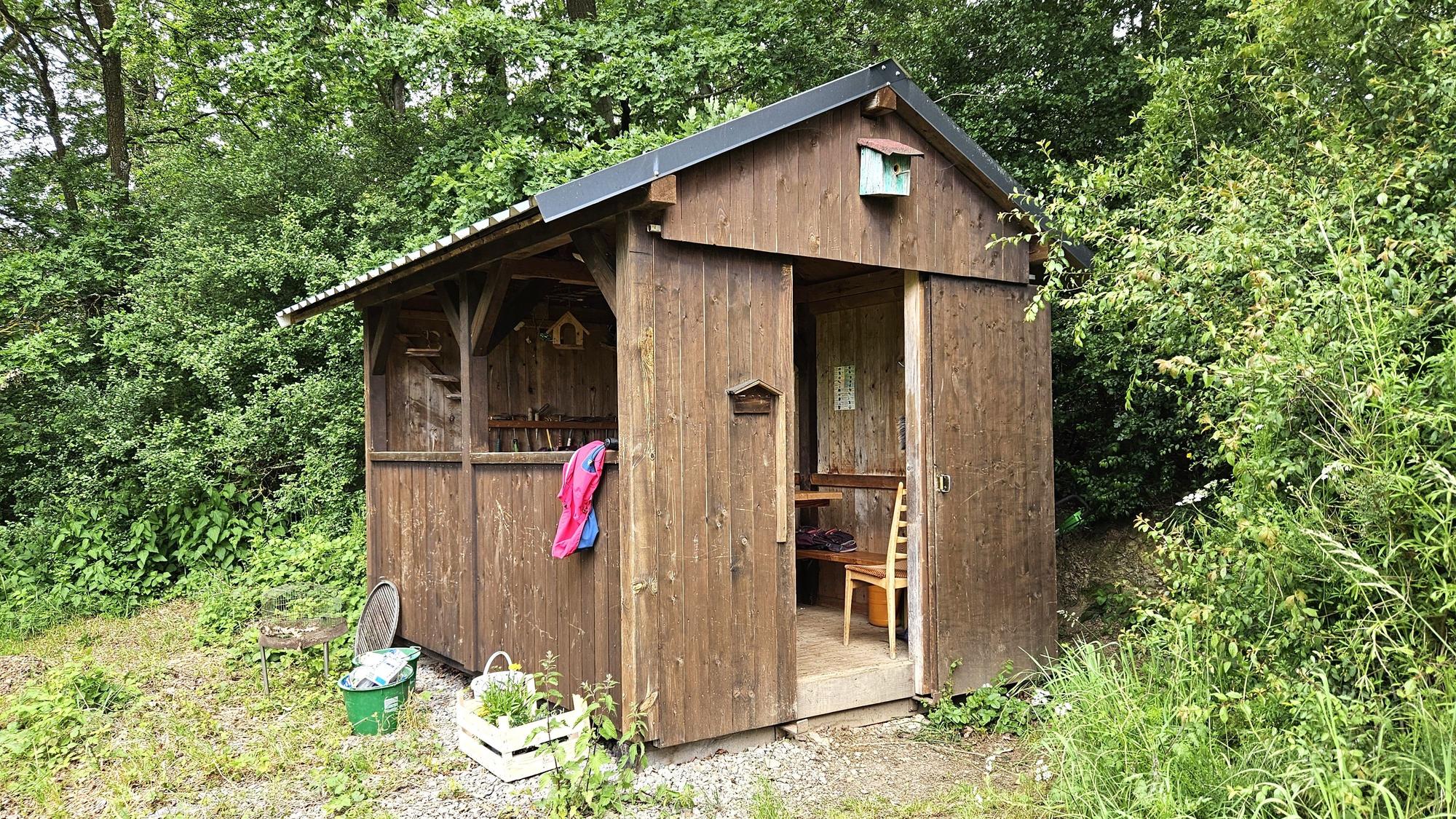 Blick auf eine kleine Holzhütte.
